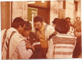 1979. הברית של צפריר בבניין המשטרה.  שילה וסבא הלל הרשושנים.