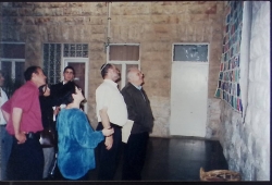 מר ראובן ריבלין בסיור בבניין המועצה - מקבל הסבר מראש המועצה מרסל גנס, על שמיכת הטלאים היישובית.