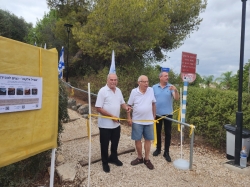 טקס גזירת הסרט - ראש המועצה אסף מינצר, שמואל גורפינקל ואבי רוגובסקי (צילום: סלין מיכליס)