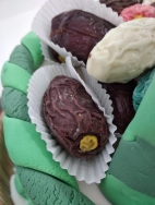 התמרים בסלסלה עשויים משוקולד ממולא מרציפן