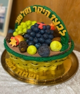 לנכד בעז שנולד סמוך לשבועות. הפירות משוקולד והסלסלה מבצק סוכר