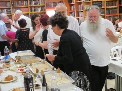 יורם חניאל, שרה מליס, שאול יוטב, זכריה גלזמן  (סעודת ההודיה באלקנה)