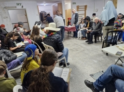 יאיר צורן קורא את המגילה במקלט הציבורי בשכונת ה-165 (02/03/2026)