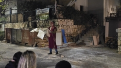 אריאל סנדר קורא מגילה ברחוב תאנה בשכונת ה-34 (צילמה: הילה בדש)