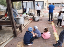 הגעלת כלים ליד בית הספר היסודי