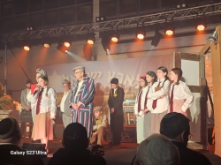 דב עמיחי מככב בהצגה