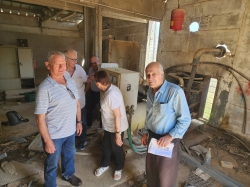 תיעוד 'חדר הגנרטור' - מייסדי אלקנה: בלה שטינר, שוקי, יעקב שטינר, חיים שור, אבנר גפני ונסים חובב. (צילום: רוחי רוזנבלום, 24.4.26)