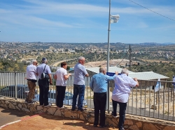 תיעוד 'חדר הגנרטור' - מייסדי אלקנה: בלה שטינר, שוקי, יעקב שטינר, חיים שור, אבנר גפני ונסים חובב. (צילום: רוחי רוזנבלום, 24.4.26)
