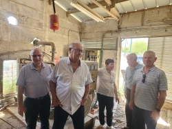 תיעוד 'חדר הגנרטור' - מייסדי אלקנה: בלה שטינר, שוקי, יעקב שטינר, חיים שור, אבנר גפני ונסים חובב. (צילום: רוחי רוזנבלום, 24.4.26)
