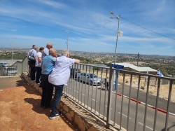 תיעוד 'חדר הגנרטור' - מייסדי אלקנה: בלה שטינר, שוקי, יעקב שטינר, חיים שור, אבנר גפני ונסים חובב. (צילום: רוחי רוזנבלום, 24.4.26)
