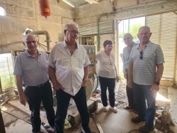 תיעוד 'חדר הגנרטור' - מייסדי אלקנה: בלה שטינר, שוקי, יעקב שטינר, חיים שור, אבנר גפני ונסים חובב. (צילום: רוחי רוזנבלום, 24.4.26)