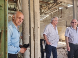 תיעוד 'חדר הגנרטור' - מייסדי אלקנה: בלה שטינר, שוקי, יעקב שטינר, חיים שור, אבנר גפני ונסים חובב. (צילום: רוחי רוזנבלום, 24.4.26)