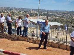 תיעוד 'חדר הגנרטור' - מייסדי אלקנה: בלה שטינר, שוקי, יעקב שטינר, חיים שור, אבנר גפני ונסים חובב. (צילום: רוחי רוזנבלום, 24.4.26)