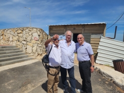תיעוד 'חדר הגנרטור' - מייסדי אלקנה: בלה שטינר, שוקי, יעקב שטינר, חיים שור, אבנר גפני ונסים חובב. (צילום: רוחי רוזנבלום, 24.4.26)