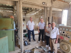 תיעוד 'חדר הגנרטור' - מייסדי אלקנה: בלה שטינר, שוקי, יעקב שטינר, חיים שור, אבנר גפני ונסים חובב. (צילום: רוחי רוזנבלום, 24.4.26)