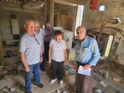 תיעוד 'חדר הגנרטור' - מייסדי אלקנה: בלה שטינר, שוקי, יעקב שטינר, חיים שור, אבנר גפני ונסים חובב. (צילום: רוחי רוזנבלום, 24.4.26)