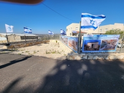 שילוט היסטורי ליד חדר הגנרטור (צילום: סלין מיכליס, יום העצמאות תשפ"ו)