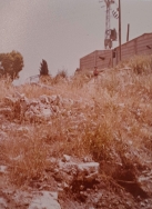שכונת הגנרטור. בתמונה: אריאל חובב הי"ד, למרגלות חדר הגנרטור (באדיבות נסים וחפצי חובב, אייר תשפ"ו)