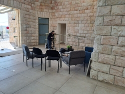 יהודית עבר צלמת ארכיון אלקנה לקראת תחילת תיעוד 'מרתון סיפורי גנרטור' בבניין המועצה (צילום: רונית זילברשץ)