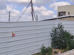 מתחם חדר הגנרטור לקראת פינוי (צילום: רונית זילברשץ, אייר תשפ"ו)
