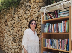 נעמי רובין (לנדסמן) ליד הספרייה