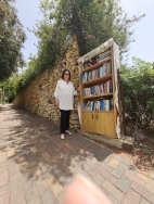 נעמי רובין (לנדסמן) ליד הספרייה
