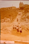 שביל עפר בסוף יום לימודים. מקדימה נורית גורפינקל. במרכז תמר דה-האן