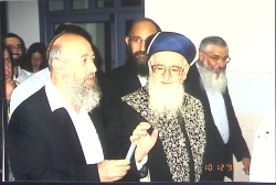 טקס קביעת מזוזות בבניין החדש של האולפנה, במעמד הראשון לציון הרב מרדכי אליהו. (10/12/1999)