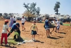 אודהלי'ה ברלין (בת אלקנה וכיום יוצרת - זמרת) בחולצת אלקנה