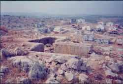 הבונקר הירדני במערב גבעת הגורן  וברקע שכונת ה-165 בבנייתה