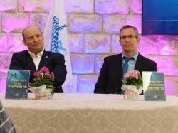 נפתלי בנט עם ראש מועצת אלקנה אסף מינצר בטקס ברחבת המועצה