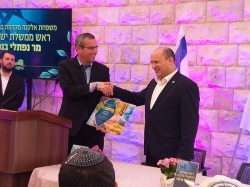 נפתלי בנט עם ראש מועצת אלקנה אסף מינצר בטקס ברחבת המועצה