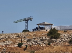 ביקור בנט במצפה הגורן (ברקע: פארק הגורן בשלבי בנייה)