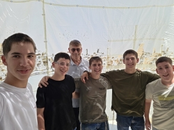 הנהדרים מכתה יוד תודה רבה על סוכה נפלאה
משפחת גונן