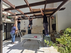 תודה לחבורה היעילה: יואב, יאיר, יונתן, לביא, נווה, ואמיר שעזרו בבניית הסוכה. ברכות שנה טובה להם ולמשפחותיהם, ולכל בית אלקנה. מציפי ואהרלה אהרמן.